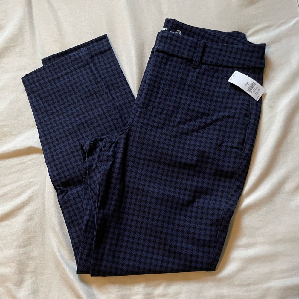 Old navy petite high rise slim pocket pixie ankle pants.